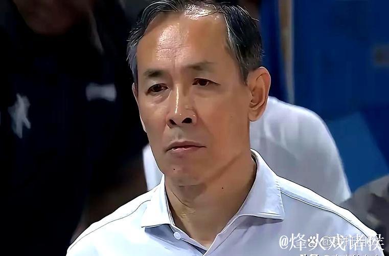 许利民赛后逗弄杰曼宝宝并与马帝昂家人互动 许利民赛后逗弄杰曼宝宝并与马帝昂家人互动